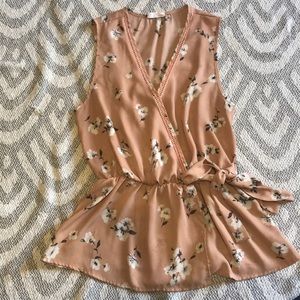 Flower tank top with a tie